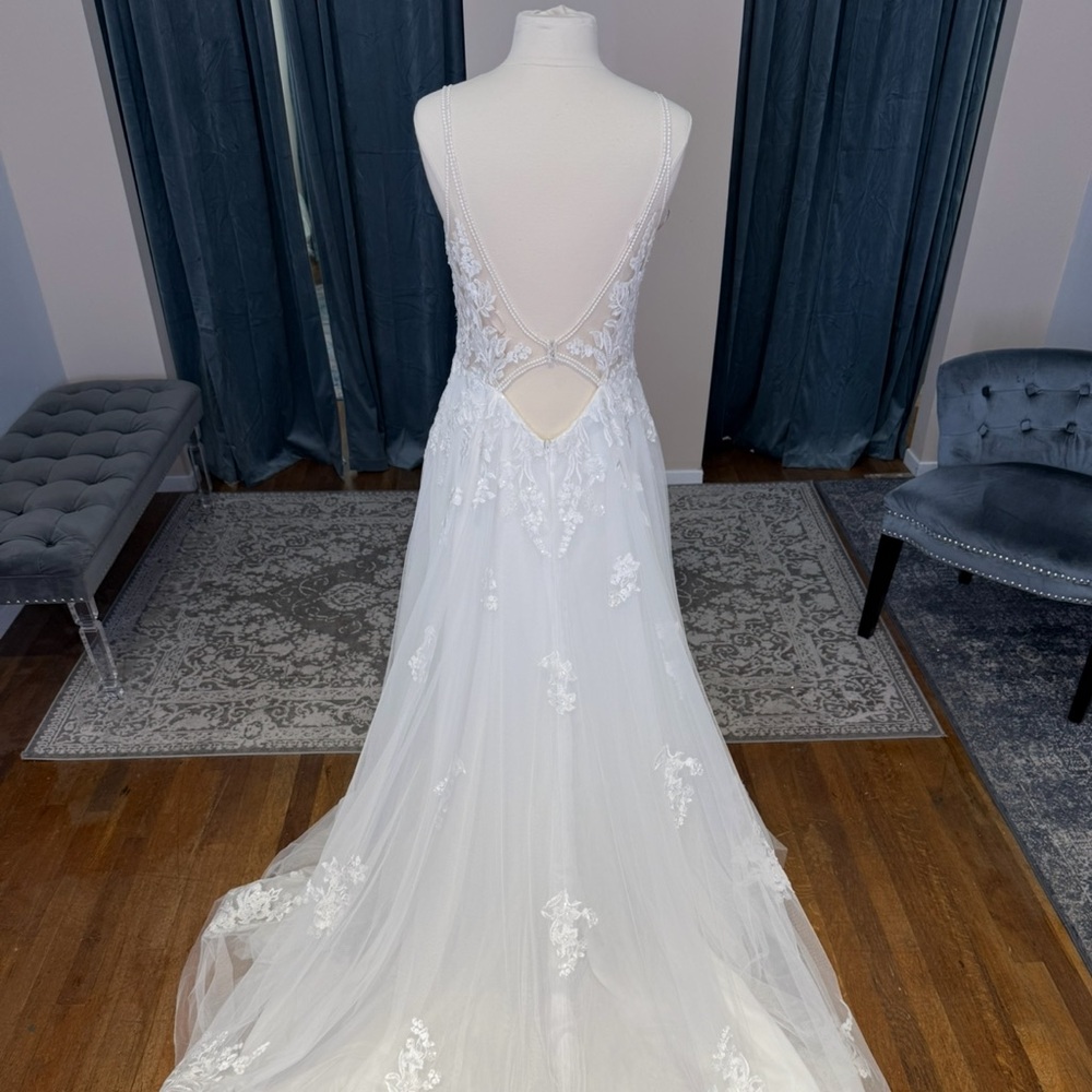 Maggie Sottero Elegant White Wedding Dress - Picture 8 of 9
